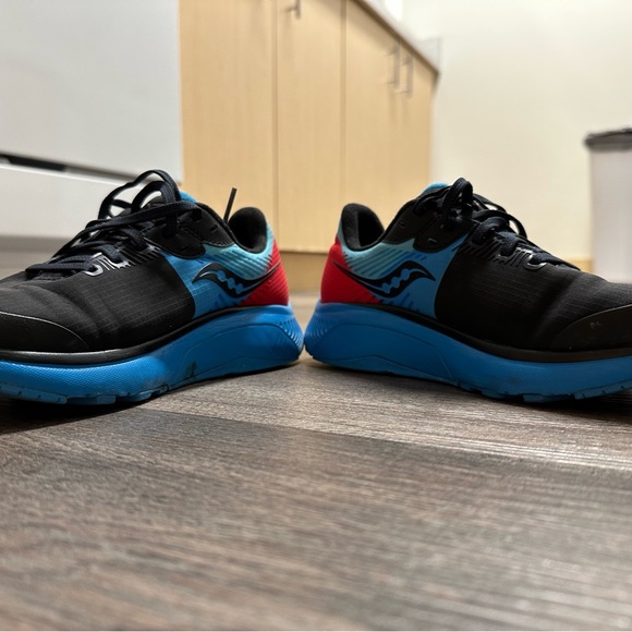 W’s sz 6 Saucony Guide 14 RunShield - Picture 4 of 5